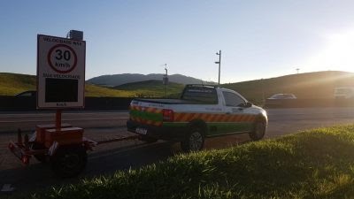 lombada eletronica com painel de velocidade 30km por hora