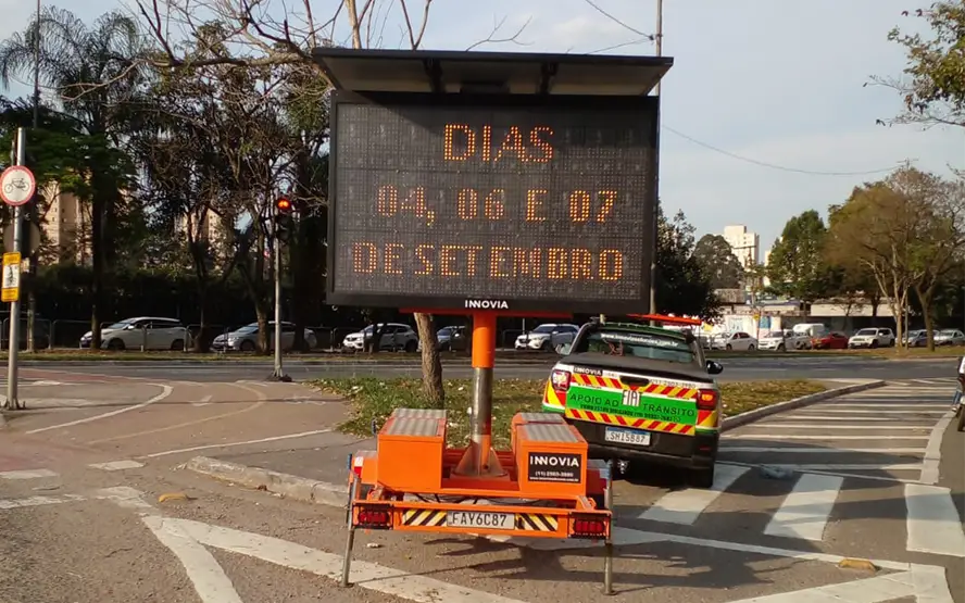 Painel de Mensagem Variável Móvel (PMV Móvel)